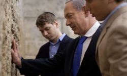 نجل نتنياهو يكشف عن محاولات لقتله